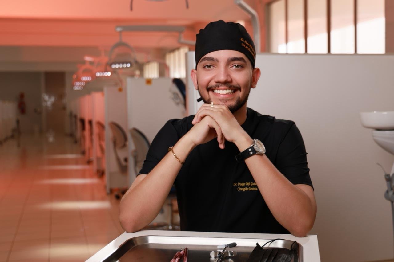 Dr. Dyego Bife, cirurgião-dentista, no consultório